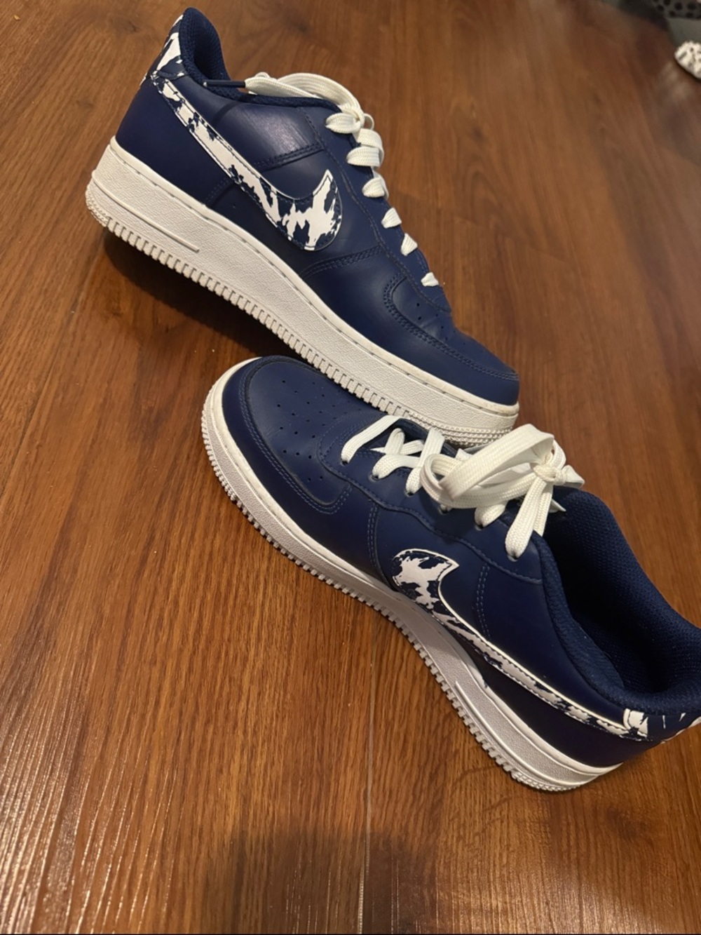 Nike Navy Low-Top Sneakers with White Marbled Swoosh